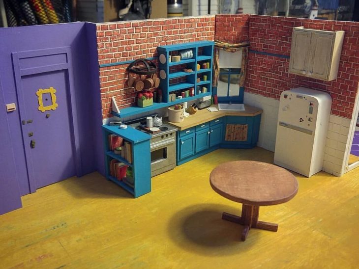 fotos del proceso de creación de una maqueta en miniatura de la cocina de la serie friends