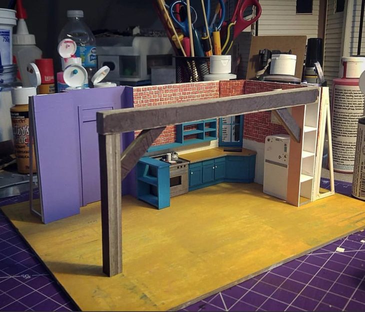 fotos del proceso de creación de una maqueta en miniatura de la cocina de la serie friends