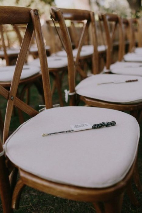 Varitas de Harry Potter en silla de invitados de boda