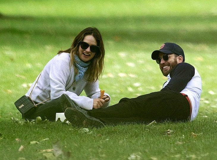 imagen de lily james y chris evans juntos en un parque de londres