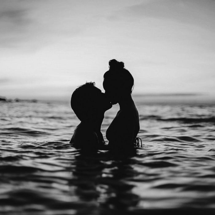 escena de una chica en el mar con su novio a punto de darle un beso
