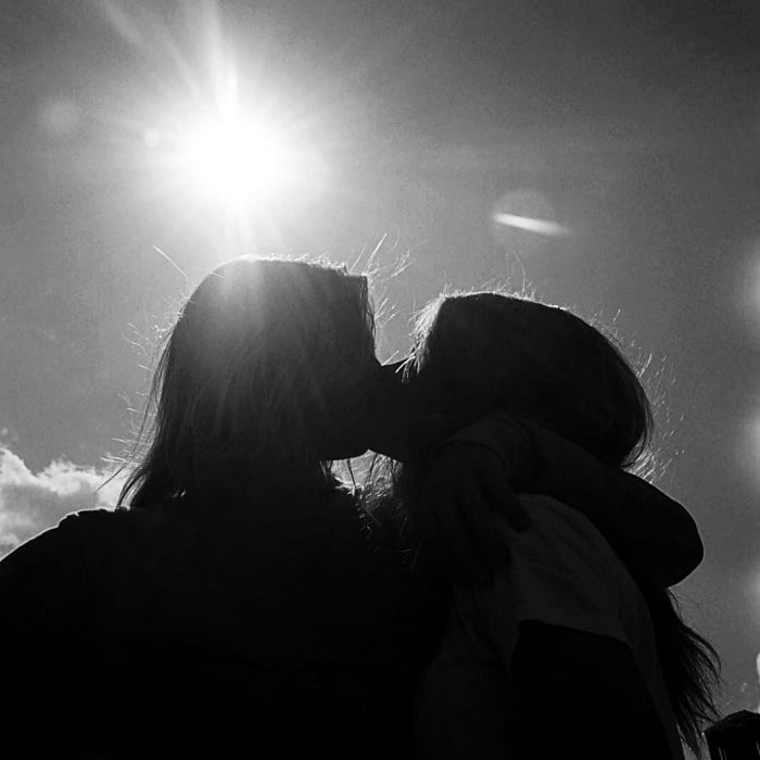 imagen de pareja de chicas dándose un beso
