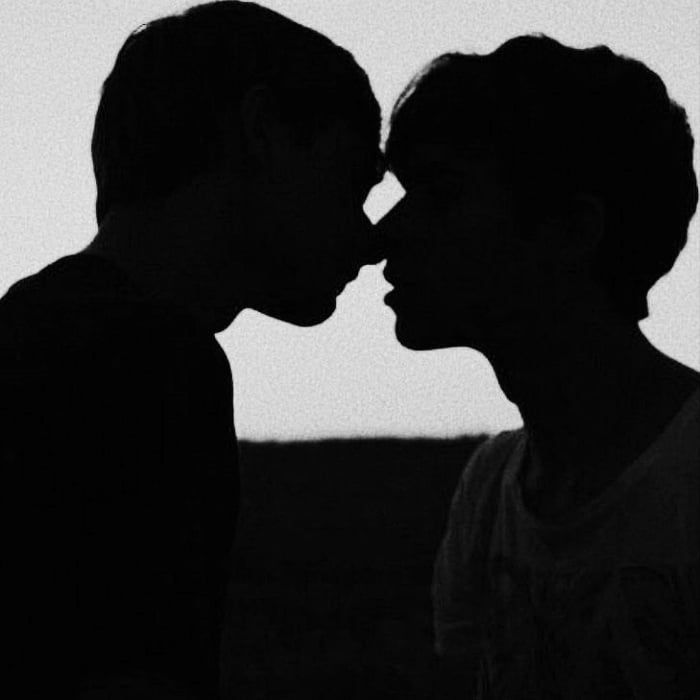 imagen de una pareja a punto de darse un beso