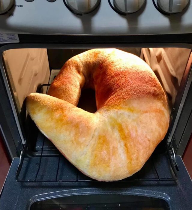 Almohada en forma de cuernito de mantequilla saliendo del horno 