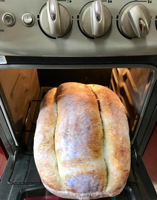 Almohada en forma de telera saliendo del horno 