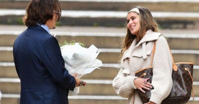 Fan espera a Johnny Depp para regalarle flores afuera de la corte