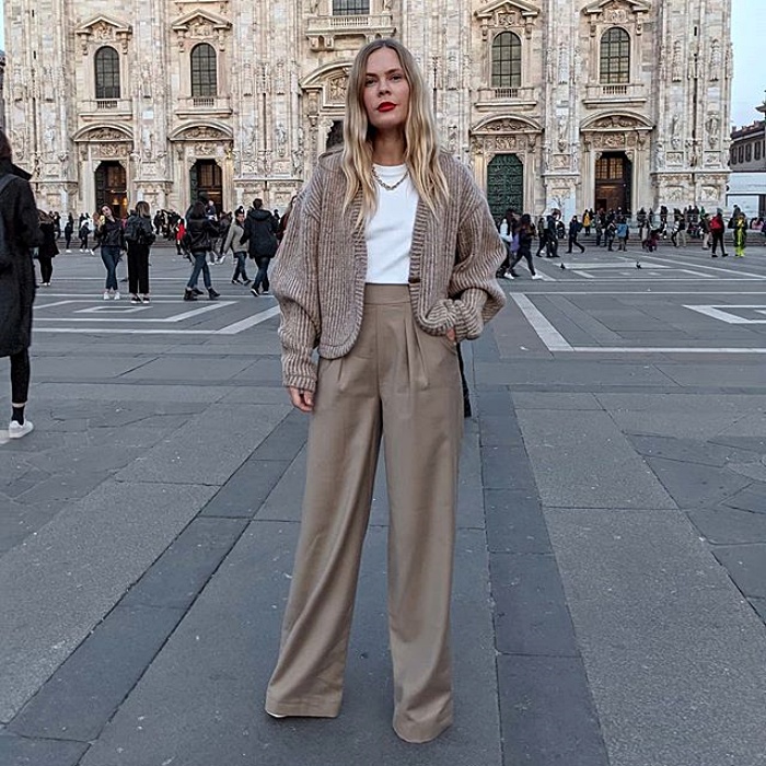 chica rubia con conjunto de vestir en color beige y camisa blanca