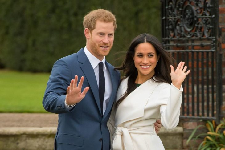 Meghan Markle y el príncipe Harry saludando a la prensa en los jardines del castillo 