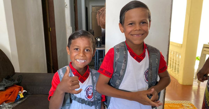 Hermanitos que vendían verduras para poder comer ahora van a la escuela por primera vez