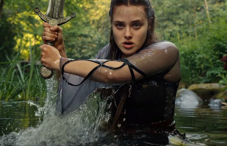 escena de la nueva serie de Netflix, Maldita con Katherine Langford