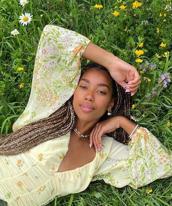 chica de piel morena usando una blusa estampada con flores en color verde y amarillo claro