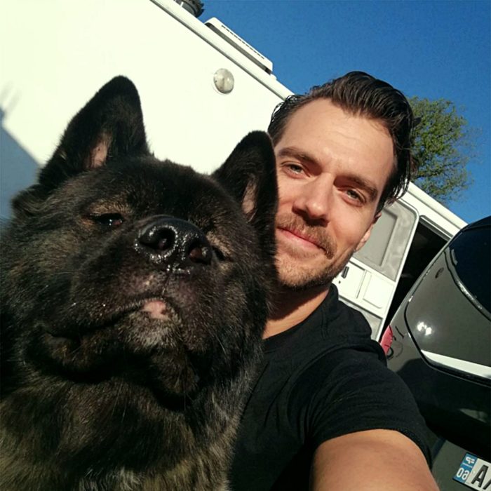 henry cavill y su perro kal