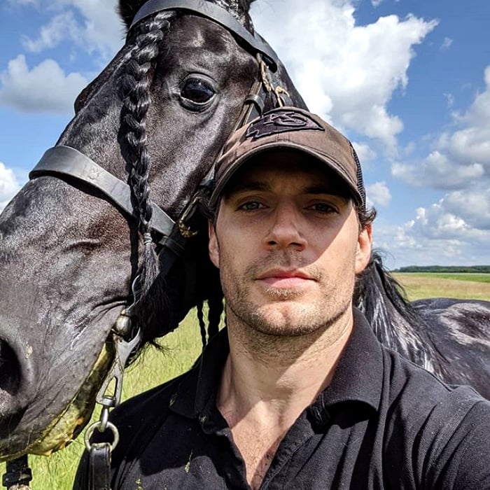 henry cavill junto a su caballo