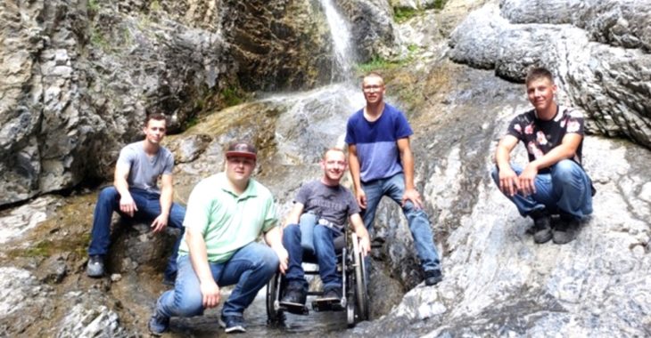 Aaron y sus amigos en la cascada de Grotto Canyon