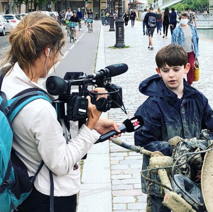 Raphaël dando una entrevista después de haber sacado una bici del río