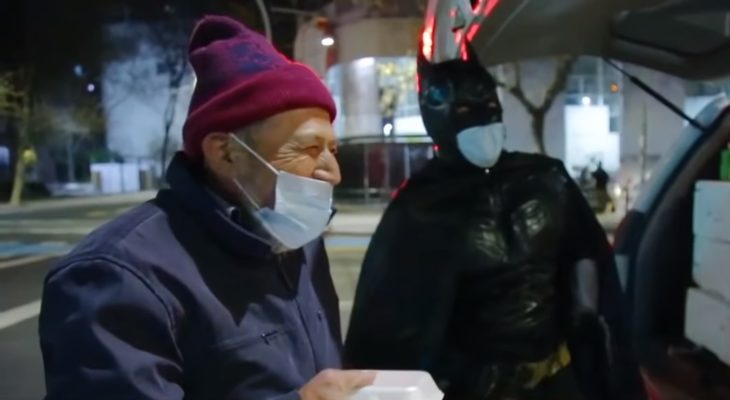 Batman solidario entregando comida a un ancianito