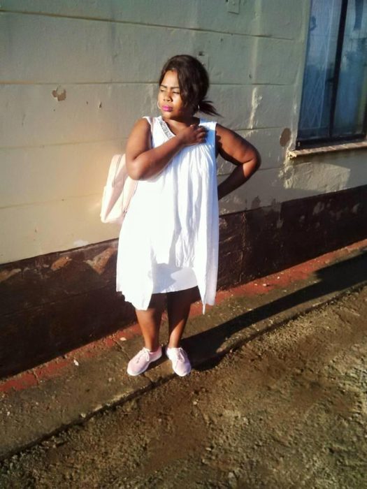 Zamanzini Philisiwe usando un vestido blanco y tenis