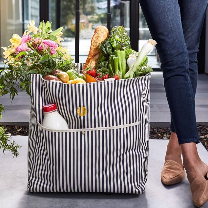 Chica con bolsa de mandado