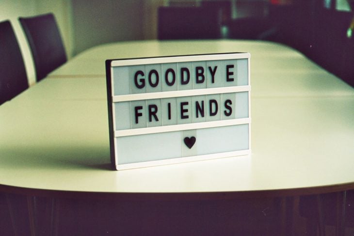 Cartel que dice "adiós amigos" de luces led