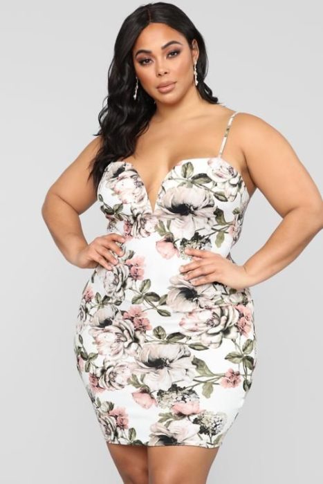 Chica curvy usando vestido de estampado floreado de tirantes