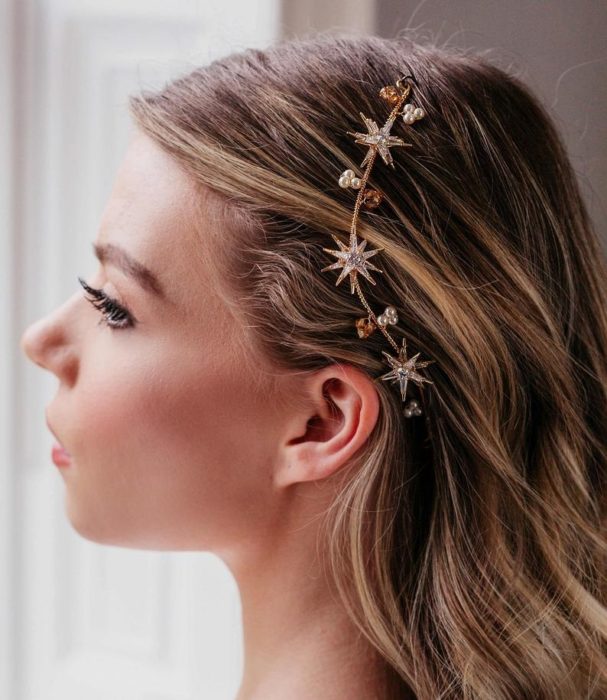 Diadema de con estrellas doradas y piedras hermosas 