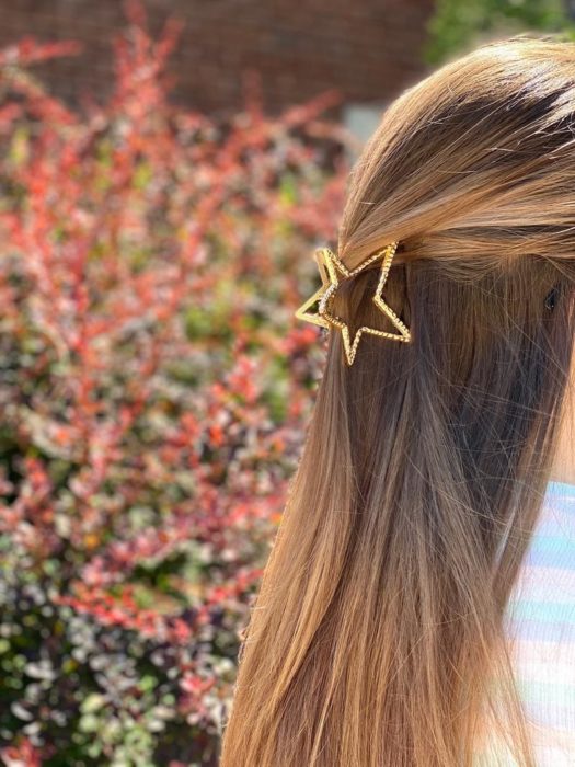 Pinza para cabello en color dorado en forma de estrella