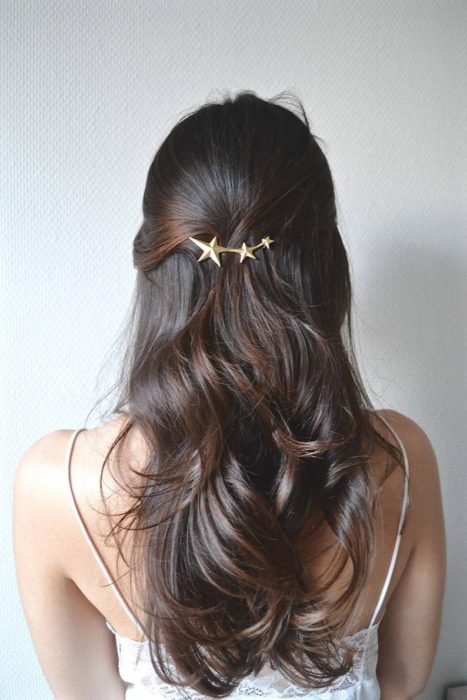 Broche para cabello con estrellas doradas