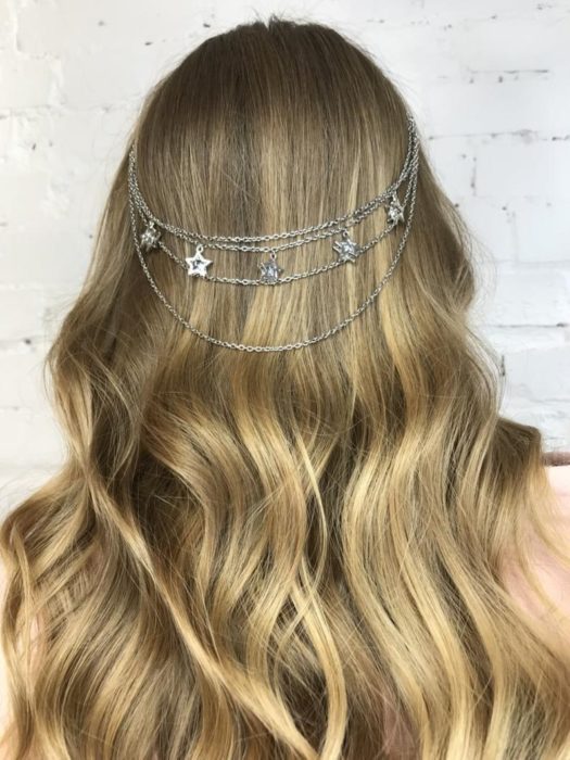 cadena plateada para cabello con forma de estrellas 