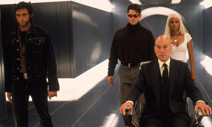 Escena de la película X-Men estrenada en el 2000 con el profesor X en una silla de ruedas