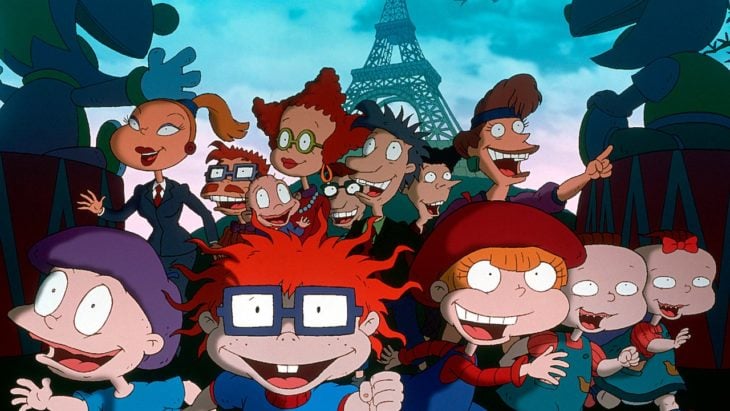Escena de la película animada Rugrats en París: La película, con todos lso personajes corriendo frente ala torre eiffel