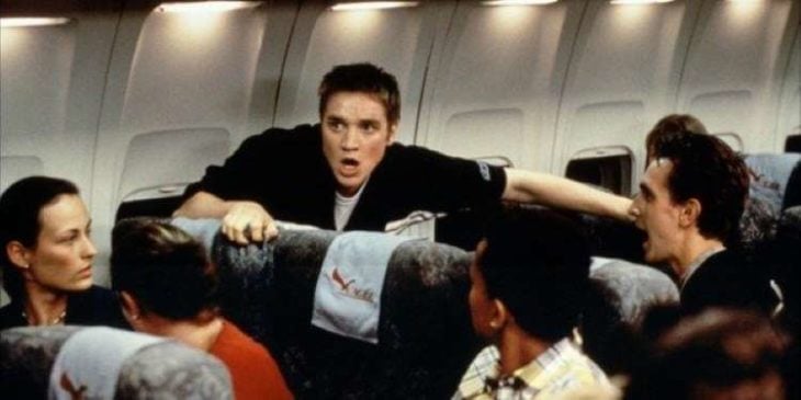 Escena de la película Destino final estrenada en el 2000 con un chico asustado dentro de un avión