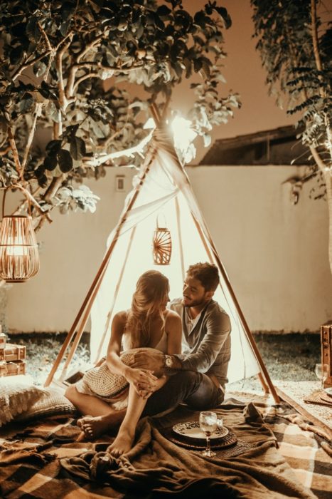 pareja teniendo una cita en un tipi