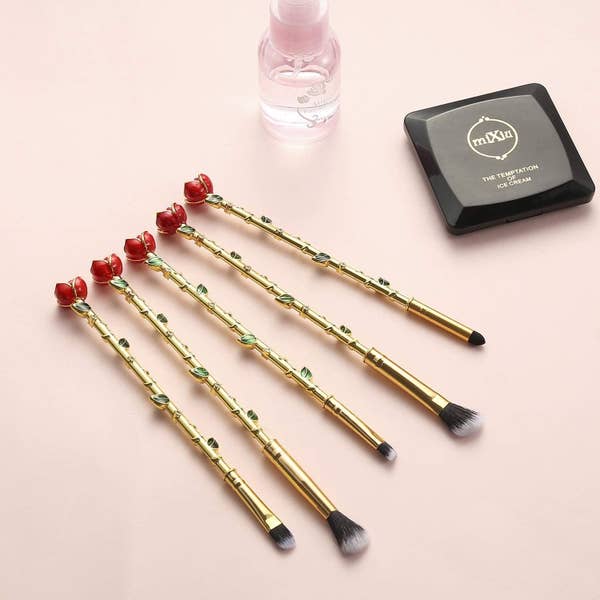 Set de brochas para maquillaje inspiradas en la rosa de La bella y la bestia