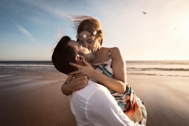 Pareja en la playa besándose