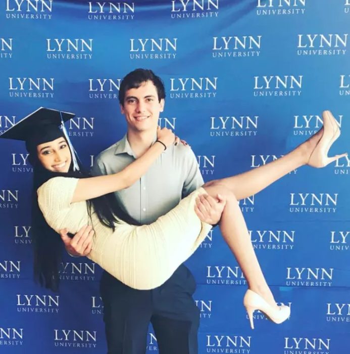 Pakeezah y su novio en el día de su graduación