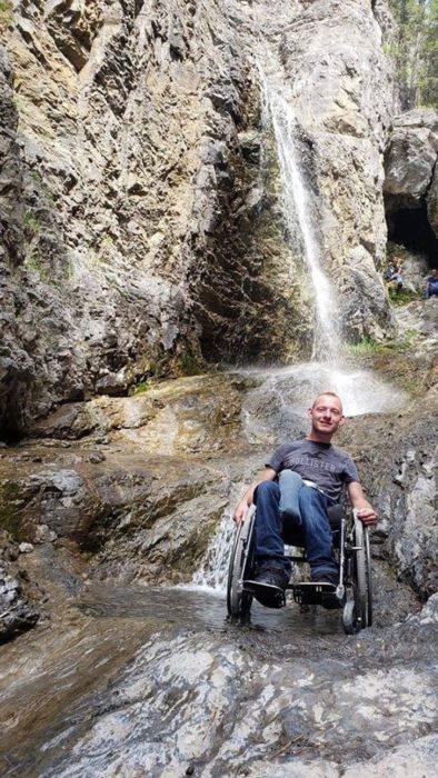 Aaron Friesen en la cascada de Grotto Canyon