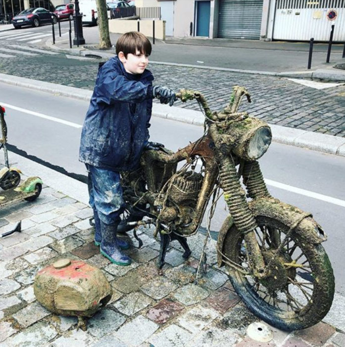 Raphaël moviendo una motocicleta que sacó del río Sena