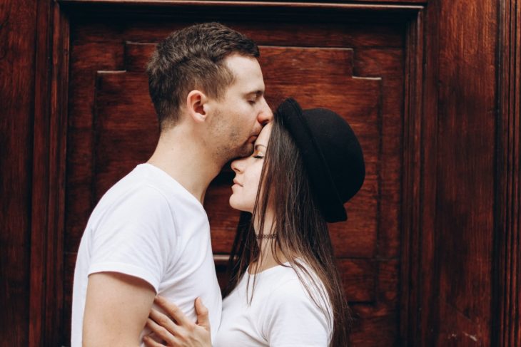 Pareja y novio besando a la mujer en la frente