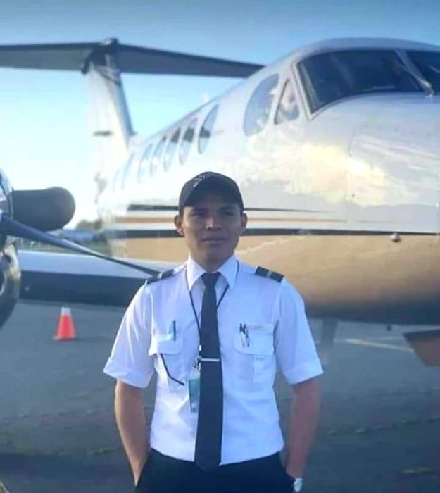 Luis Ángel con su uniforme de la escuela de aviación en Estados Unidos