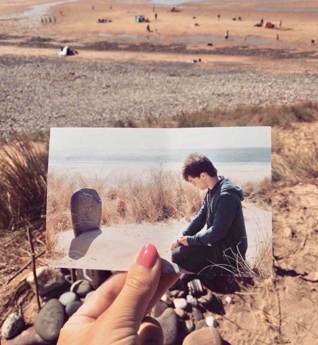 Chica sosteniendo fotografía de Harry Potter en la tumba de Dobby y ella en el lugar donde se filmó la escena