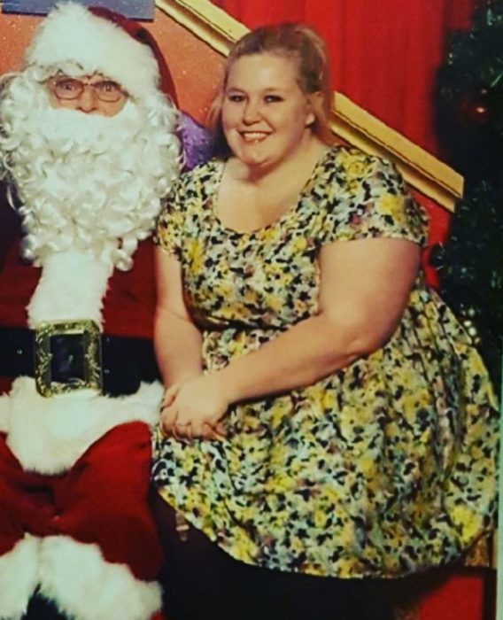 Alida antes de bajar de peso en una foto de navidad