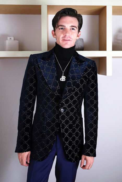 Drake Bell usando traje negro