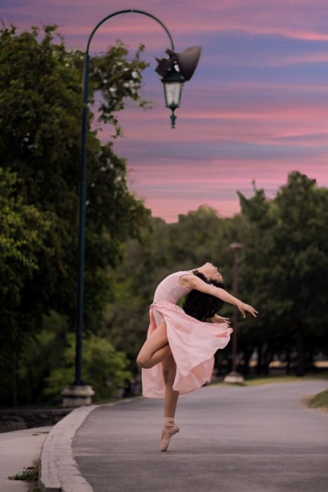 Chica bailando ballet en la calle