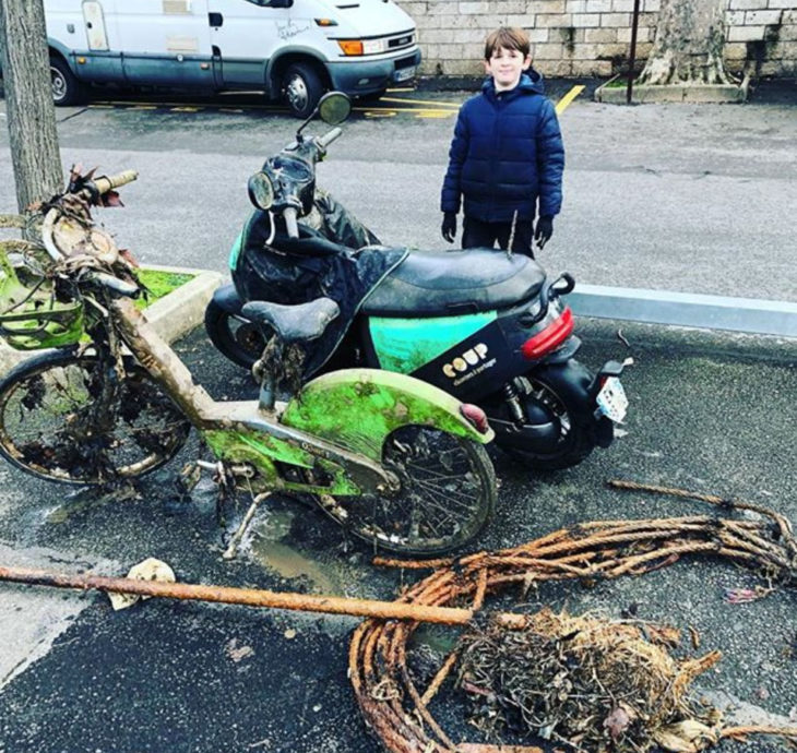 Raphaël después de haber sacado algo de basura del río Sena