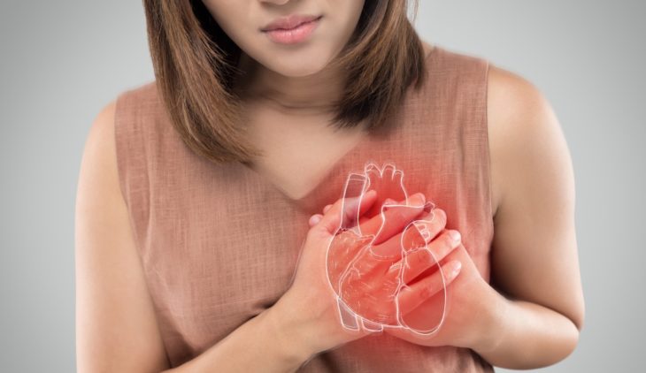 Chica tocándo la zona donde se encuentra el corazón