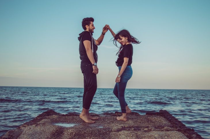 Pareja bailando frente al mar