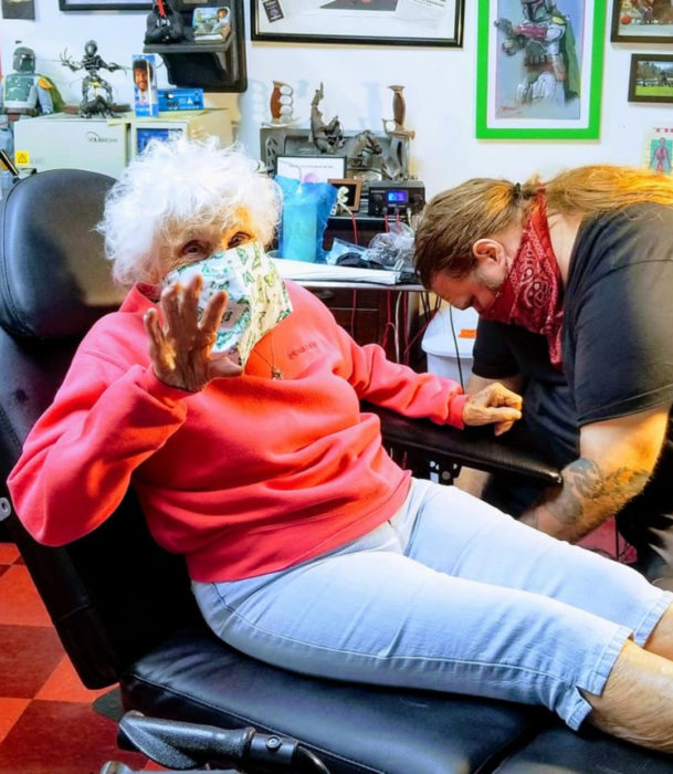 Abuela de 103 años se hace su primer tatuaje