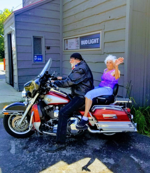 Abuela de 103 años se hace su primer tatuaje y viaja por primera vez en moto Harley Davidson con rudo motociclista