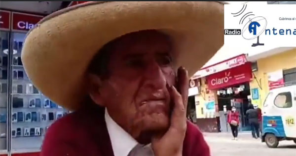 abuelito sentado en una banqueta y pensativo