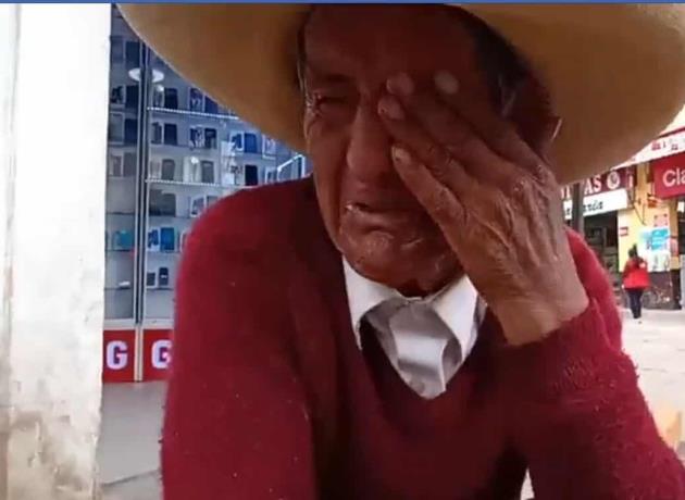 Abuelito llora desconsolado en una avenida